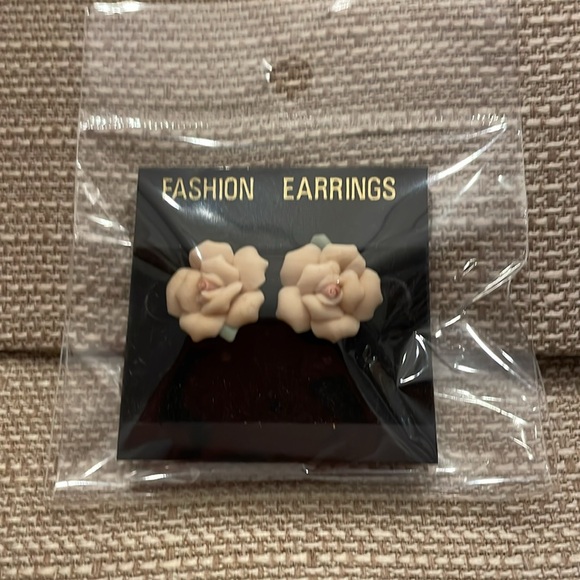 Pair of porcelain  pale pink rose earrings vintage - Picture 3 of 3